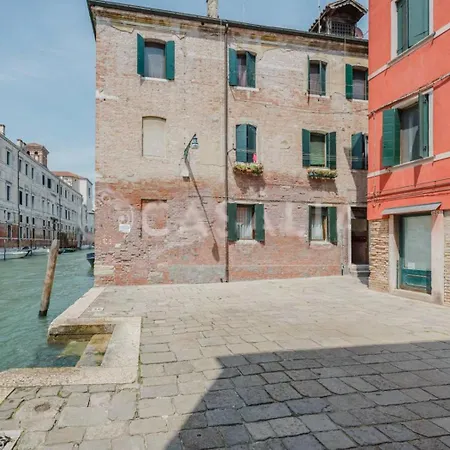 Pensión Zen , Canal View