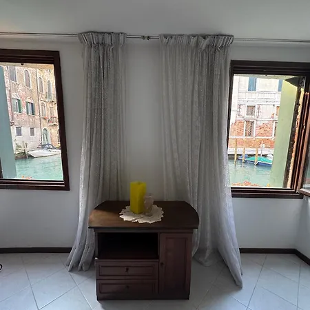 Zen , Canal View Πανσιόν