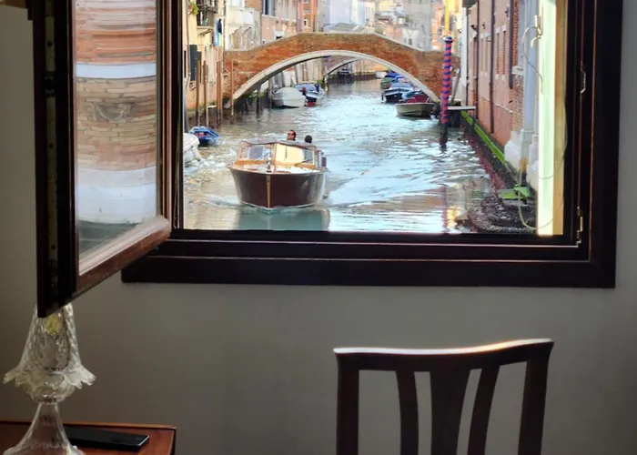 Zen , Canal View Πανσιόν