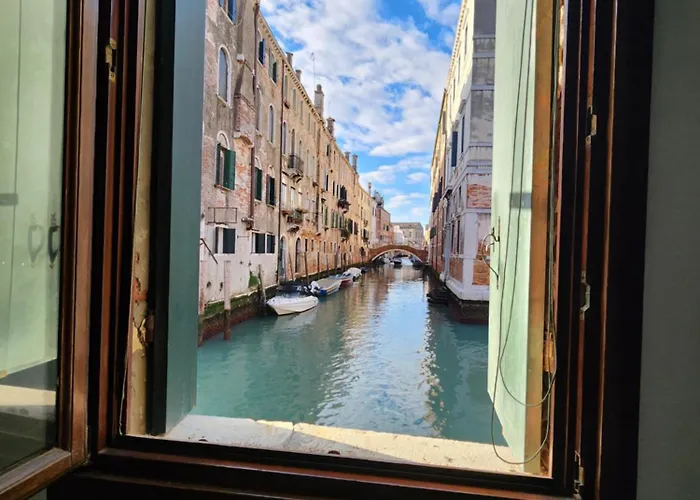 Zen , Canal View Πανσιόν