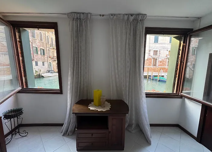 Zen , Canal View Πανσιόν