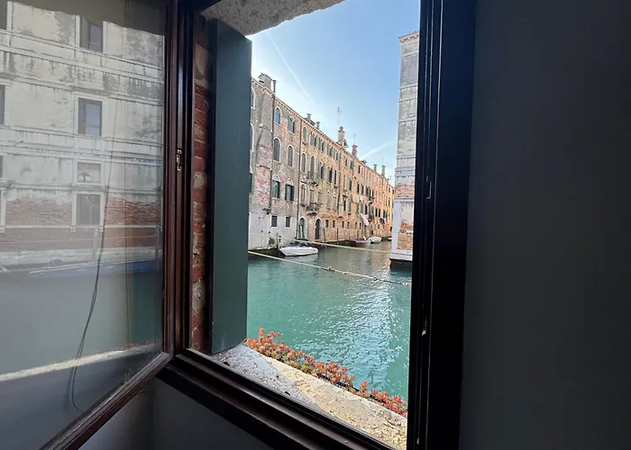 Zen , Canal View Πανσιόν