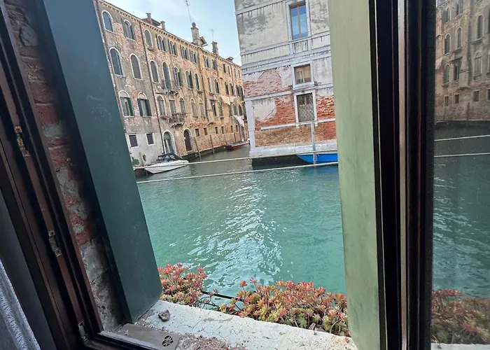 Zen , Canal View Πανσιόν