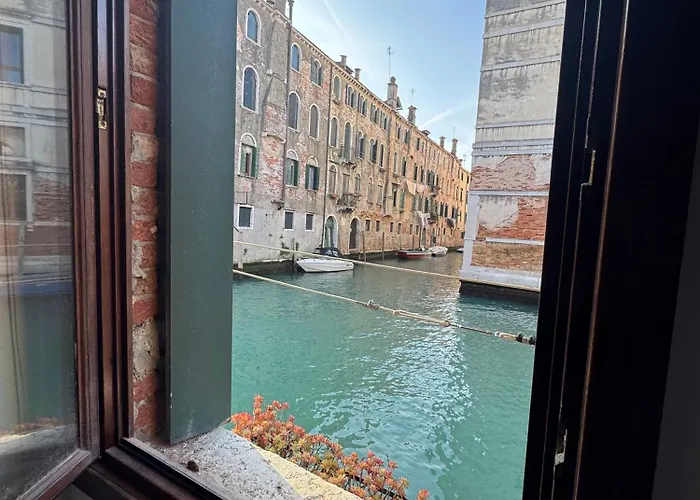 Zen , Canal View Πανσιόν *