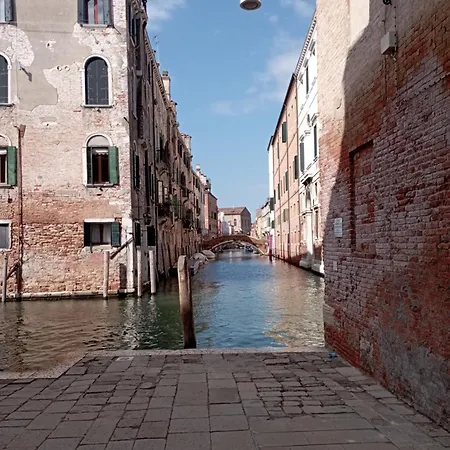 Zen , Canal View بيت ضيافة *